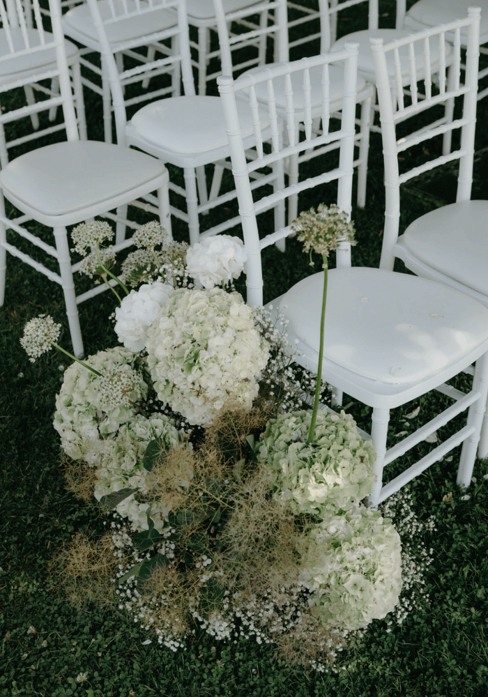 décors bas de chaises, composition florale voluptueuse