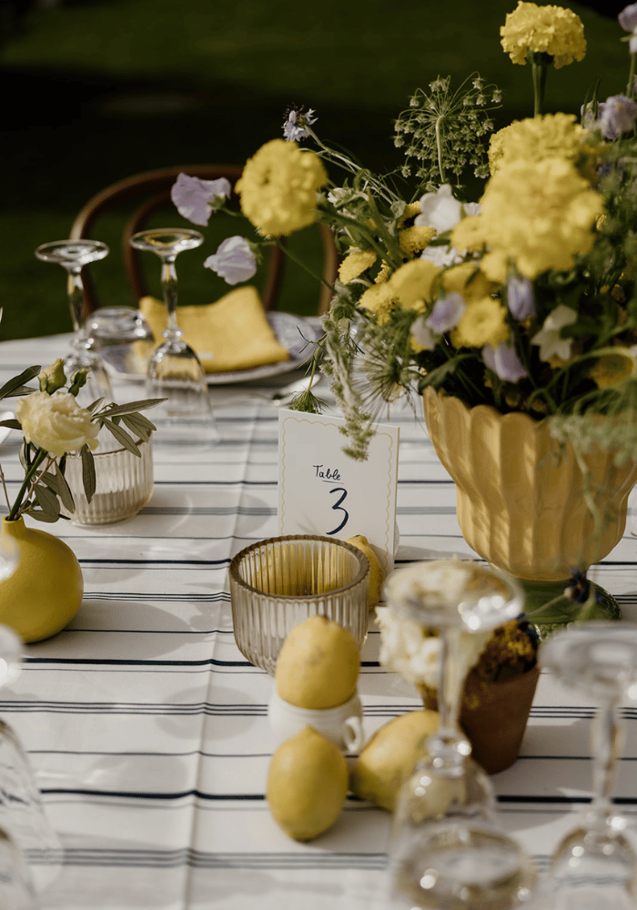 décoration de table de mariage, marque place, photophores, vase, bouquet de table, ton violet, thème rayures et citron