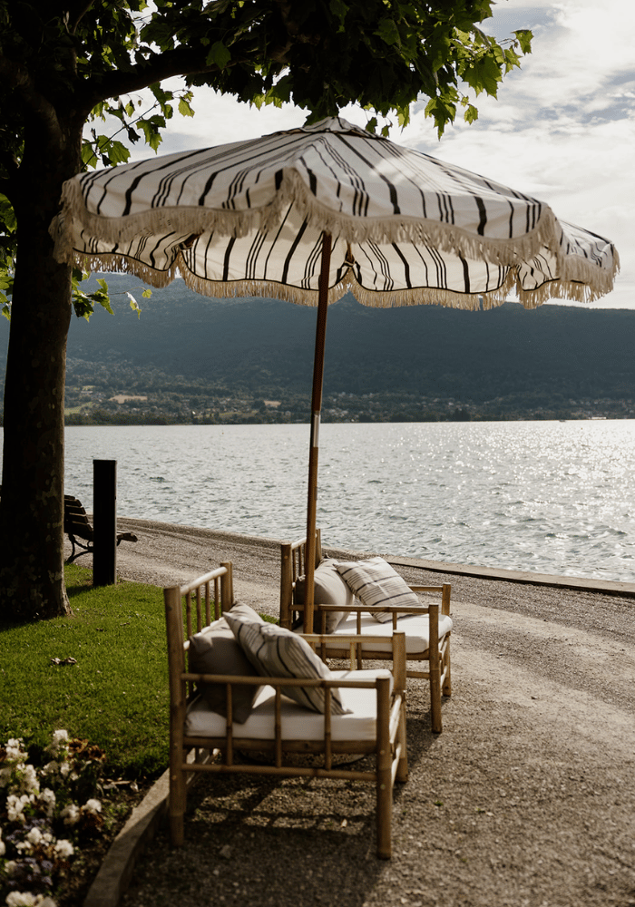 scénographie de mariage, bord de lac, chaises et parasol, thème riviera
