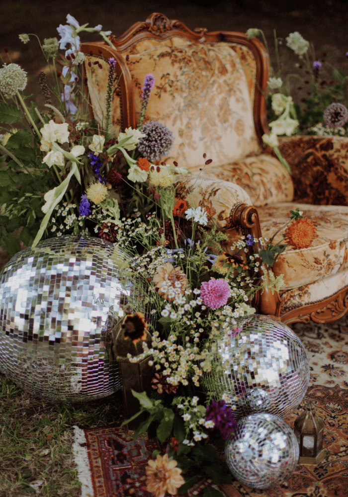 Scenographie de mariage, style vintage et authentique, fauteuil, boules à facettes, décoration florale, imaginé par Atelier Jeanne Pons