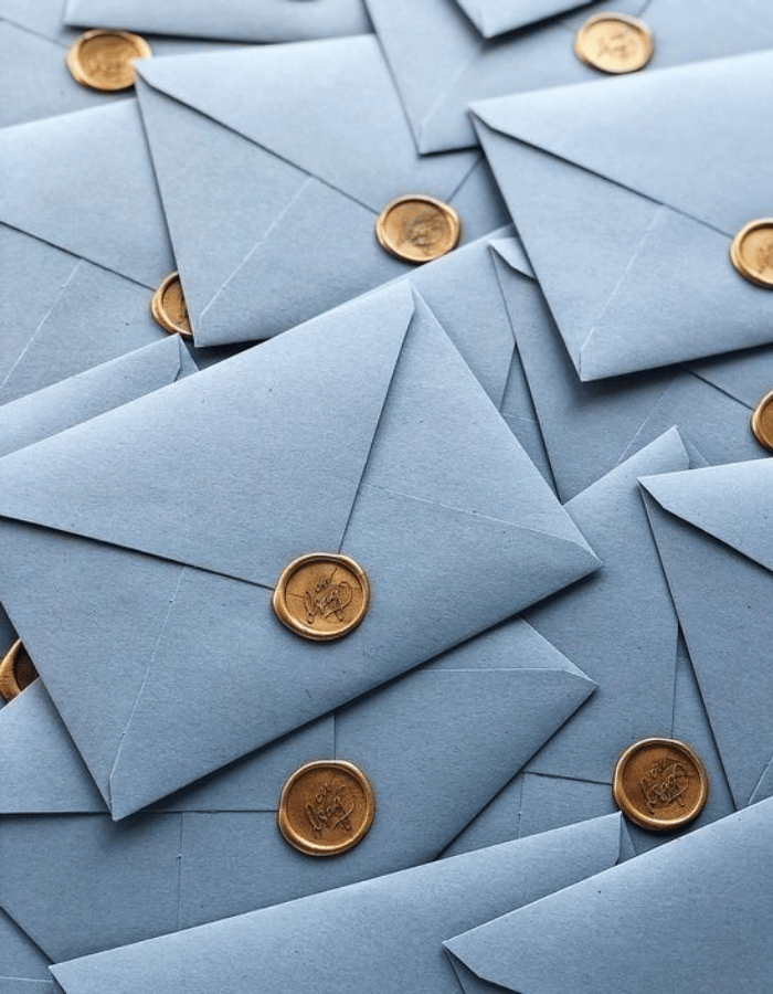 invitations mariage Bridgerton bleues avec tampon cire doré